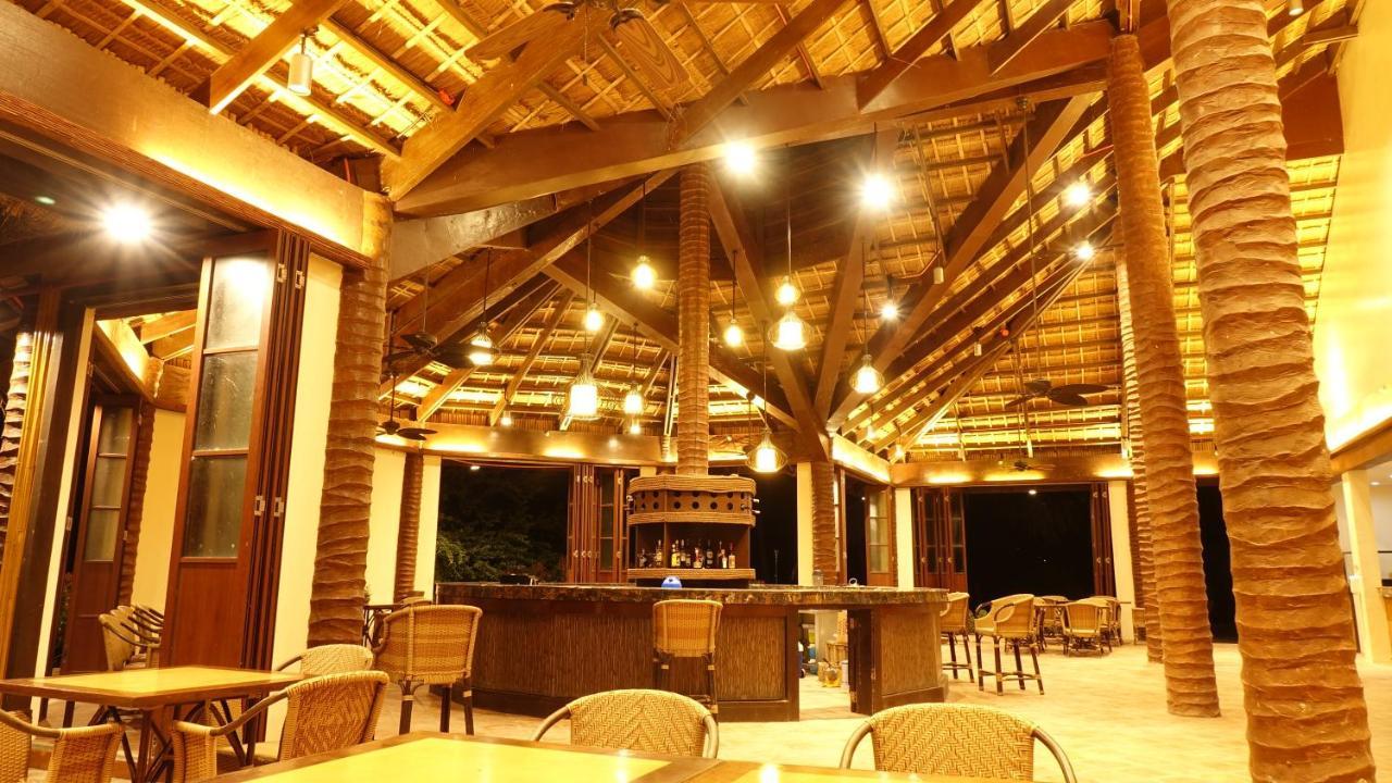 Fridays Puerto Galera Exterior foto