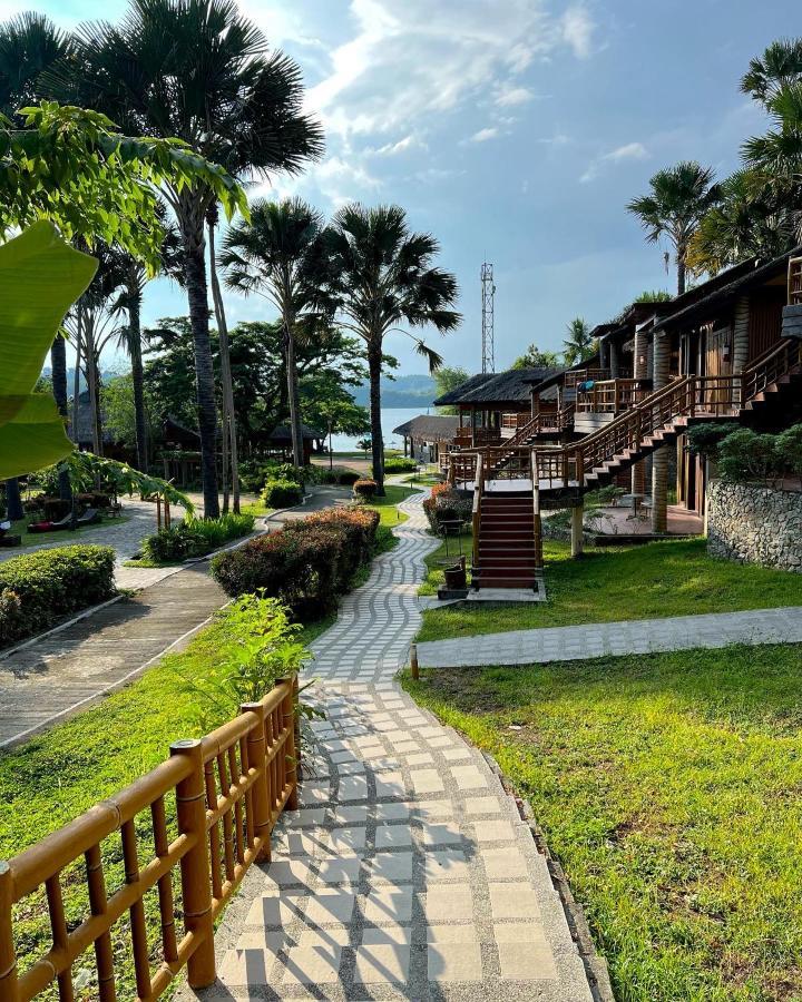 Fridays Puerto Galera Exterior foto