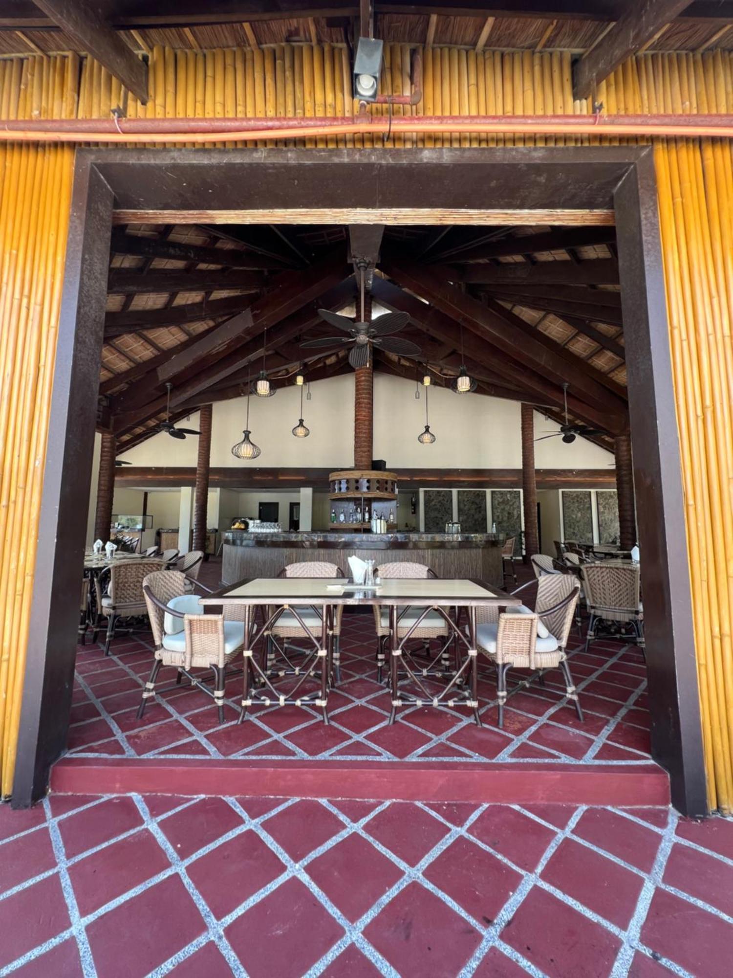Fridays Puerto Galera Exterior foto