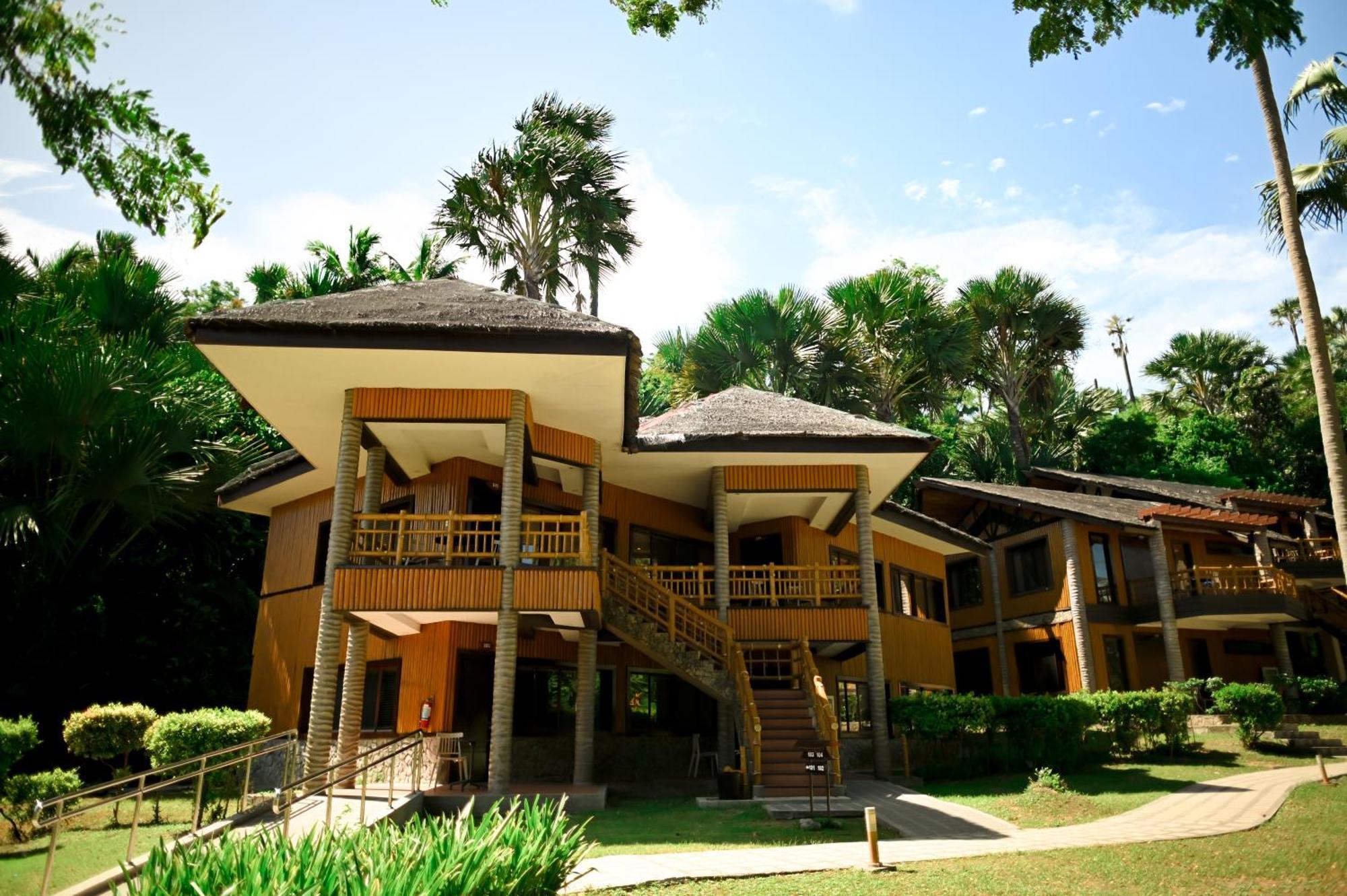 Fridays Puerto Galera Exterior foto