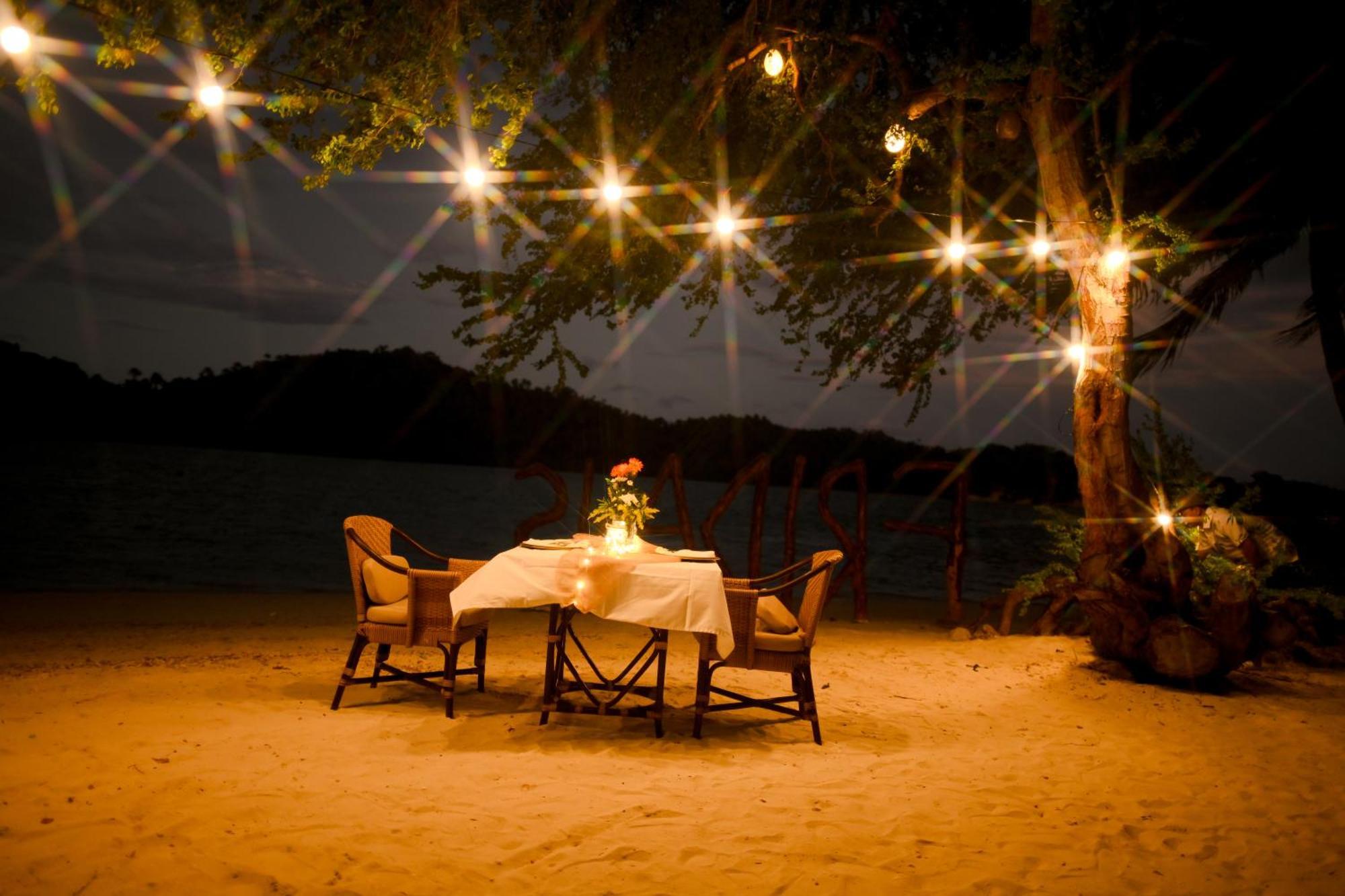 Fridays Puerto Galera Exterior foto