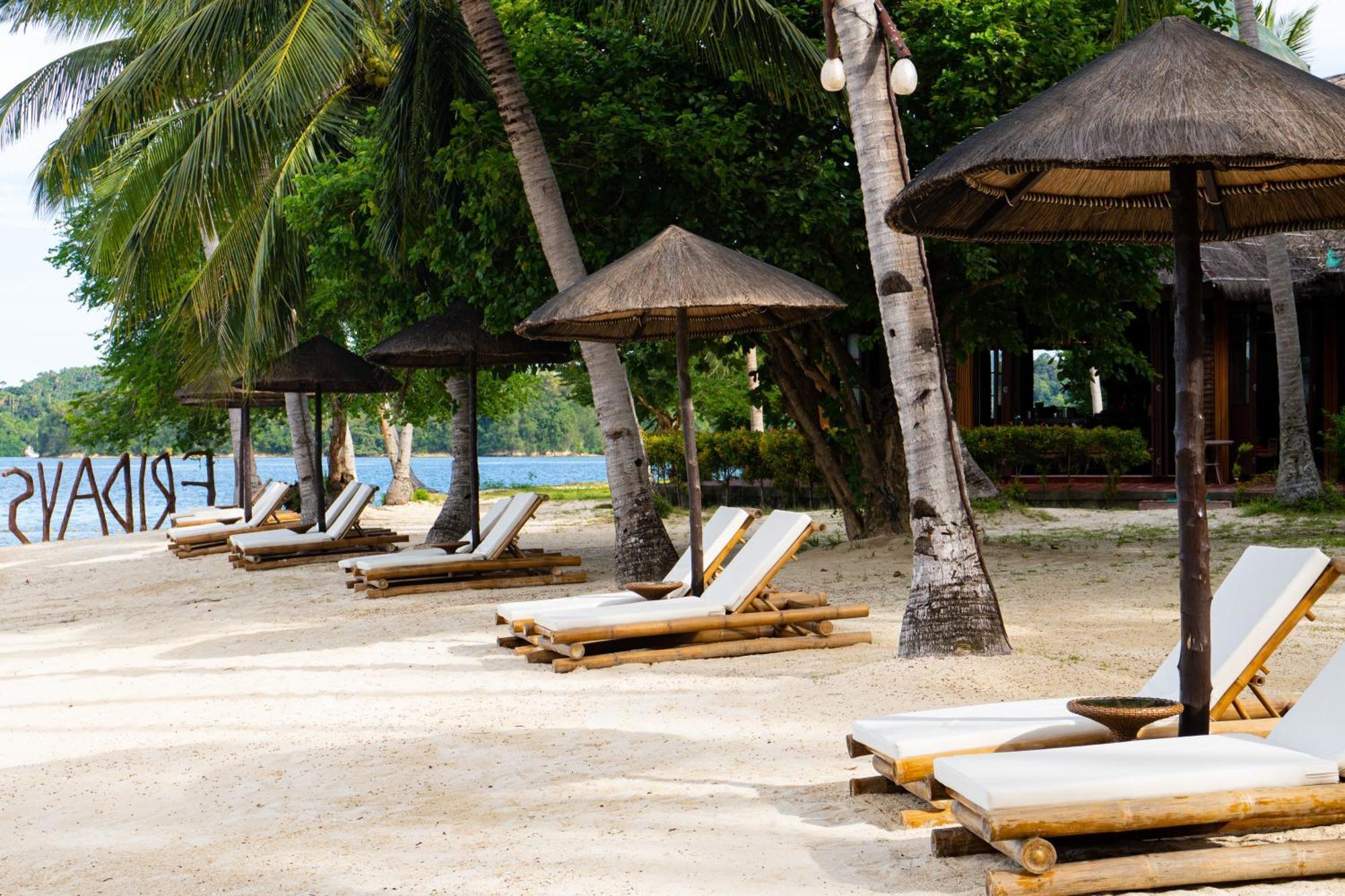 Fridays Puerto Galera Exterior foto