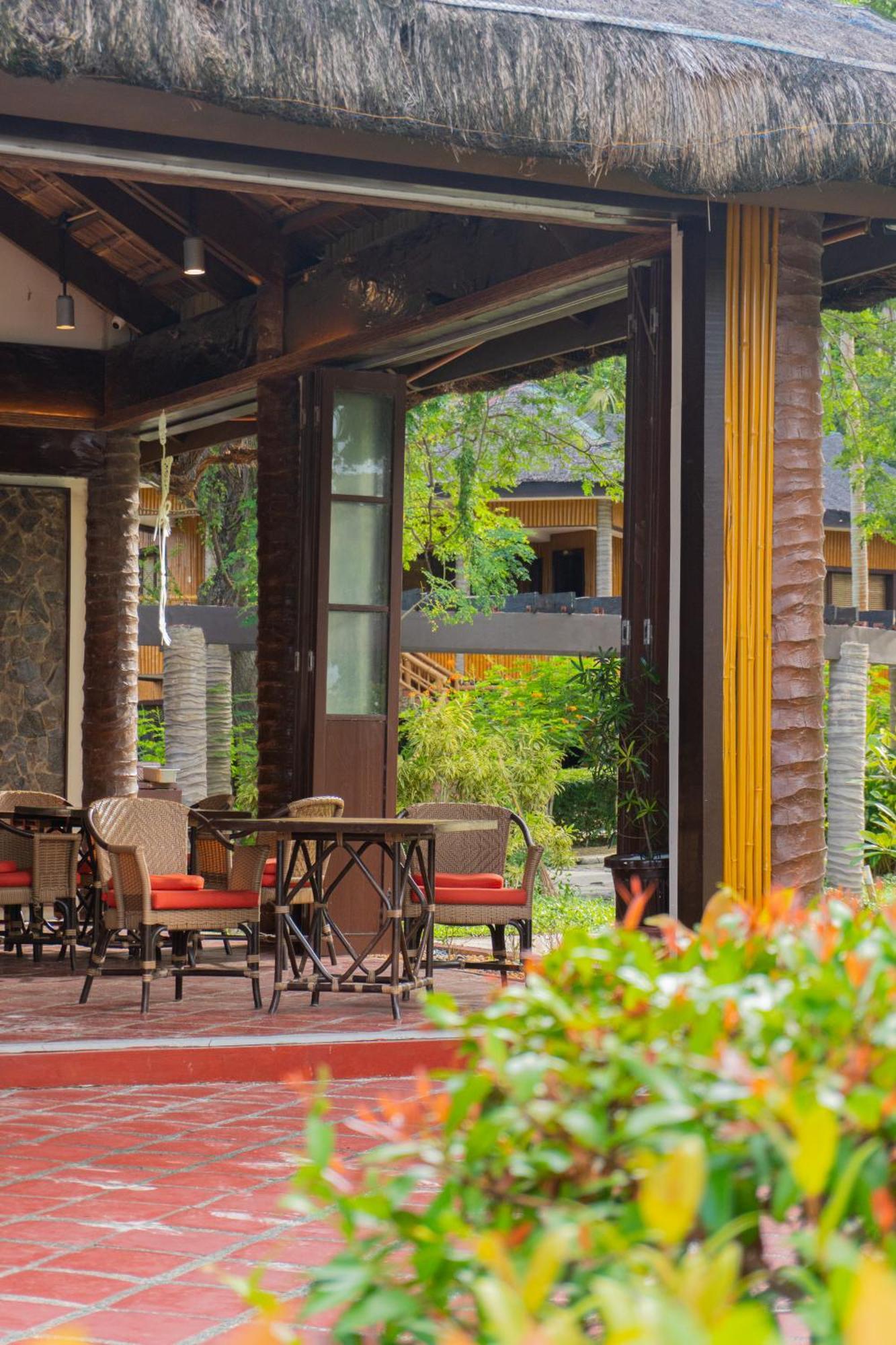 Fridays Puerto Galera Exterior foto