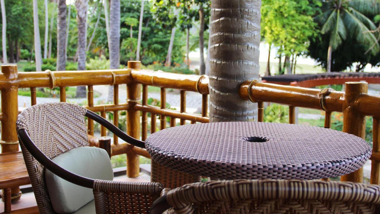 Fridays Puerto Galera Exterior foto